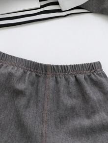 SHEIN Genkimix Kids 小男孩服裝套裝 2 件組 灰色拼接短袖上衣與短褲套裝 適合日常玩耍、約會與居家穿著 - 灰色 - 查看 5