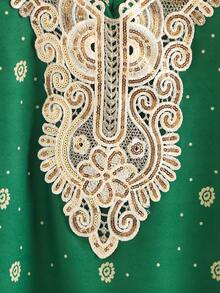 这款红色连衣裙适合年轻女孩春夏秋季穿着，采用红色底布，饰以数码印花图案，正面点缀精致的金色珠饰花边，长袖也饰有金色滚边。它可爱、休闲、复古，适合日常上学、外出、聚会、度假等各种场合，是春夏秋季的理想之选。 - 墨綠色 - 查看 4