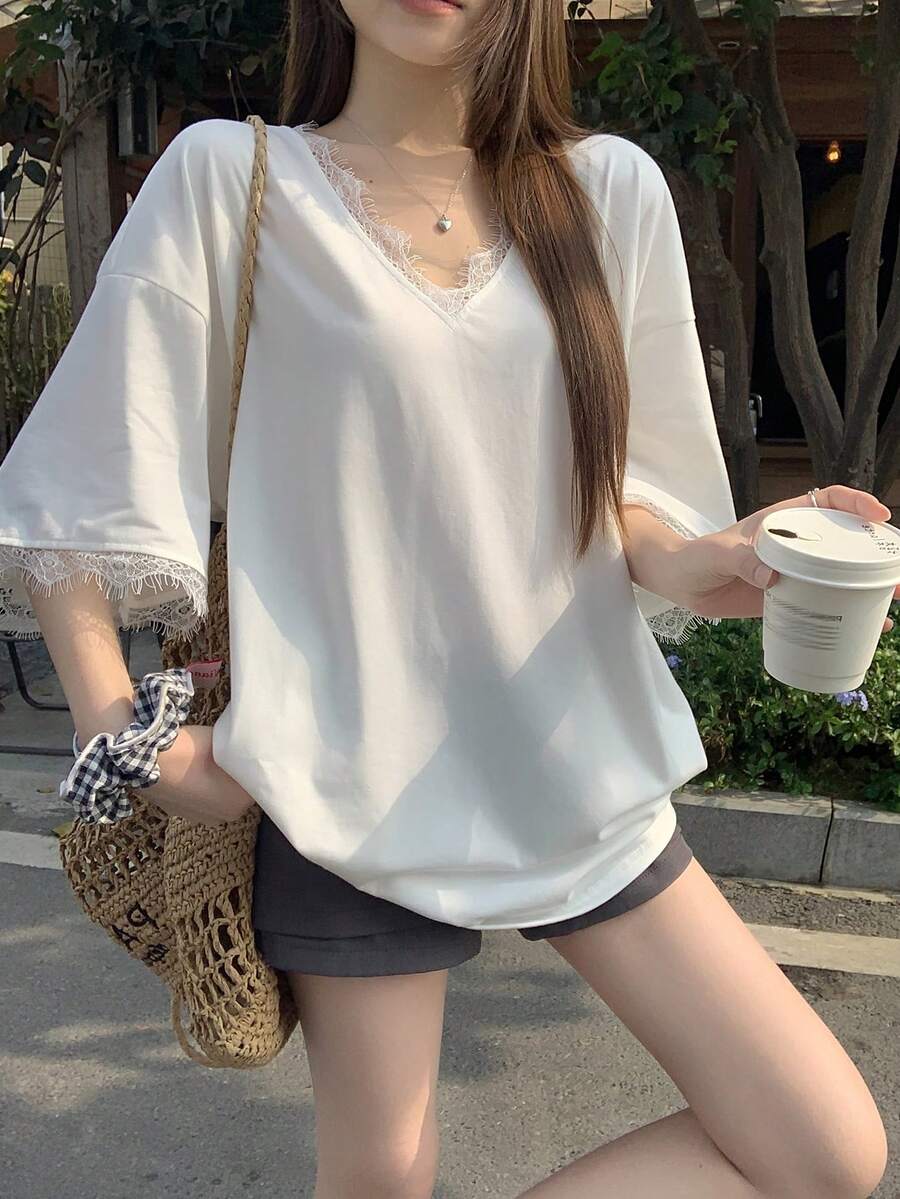 DAZY 女款素色對比蕾絲V領落肩休閒寬鬆T恤可愛上衣度假風 - 白色 - 查看 1