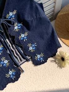 Comfortcana Áo khoác denim nữ thêu hoa, thắt nơ phía trước, thích hợp cho kỳ nghỉ hè, trang phục mùa xuân, áo nữ dự lễ Phục sinh, trang phục ngày Thánh Patrick, trang phục đi biển cho nữ, áo nữ đi chơi, trang phục đi nghỉ mát, áo kiểu nữ thường ngày, áo nữ màu xanh dương, áo khoác denim thêu không tay cổ chữ V thắt nơ phía trước, viền ren. - Rửa tối - Xem 7