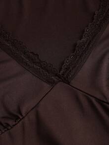 Sweetra 女士新款V领撞色蕾丝花卉刺绣长袖修身T恤，适合日常通勤、工作、旅行、春夏穿着 - 咖啡棕 - 查看 5