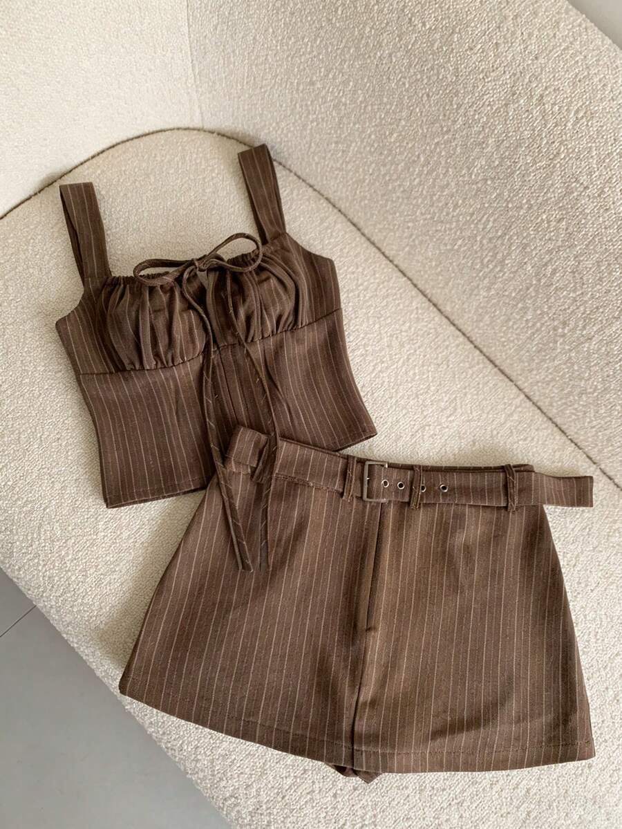 Resyla Bộ 2 món áo hai dây ôm sát người kẻ sọc màu nâu mocha dành cho nữ và quần short váy. - Màu be - Xem 1