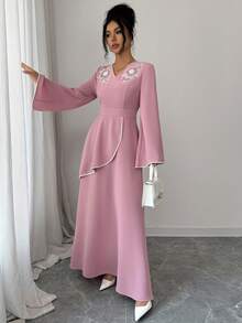 Al Najma 女士优雅V领花卉贴花喇叭袖阿拉伯风格连衣裙 - 粉色 - 查看 6