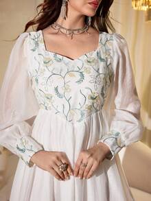 Modelyn 浪漫优雅的白色连衣裙，饰以彩色刺绣，修身长裙，春夏款 - 白色 - 查看 9