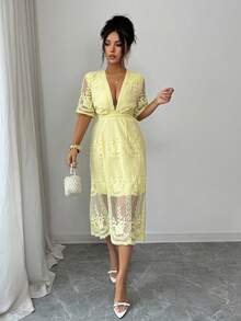 Rafferiza Robe élégante à col en V, manches courtes, en tissu brodé à maille en forme de X. Robe d'été gracieuse, robe jaune, robe jaune pour le Nouvel An - Jaune d'oie - Voir 6