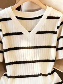 EMERY ROSE Women's V-Neck Color Block Casual Versatile Commute Short Sleeve T-Shirt - Black and White - View 3
