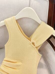 GlowEve Top sin mangas ajustado con volantes asimétricos y hombros descubiertos, elegante y dulce para mujer en primavera/verano - Amarillo claro - Ver 4