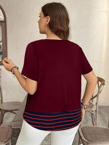 SHEIN LUNE Kaos Lengan Pendek Kasual Kerah Bulat dengan Saku Tempel Motif Garis Ukuran Besar - Burgundy - View 2