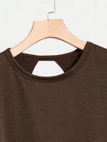 SHEIN Essnce Áo thun ngắn tay màu hồng hở lưng, thoải mái, rộng rãi, thoải mái dành cho nữ cỡ lớn, thời trang xuân hè, mùa hè cho nữ, áo đi chơi, phong cách Y2K, áo đi xem hòa nhạc, áo hở lưng, thời trang đường phố, áo hở lưng, áo dễ thương tôn dáng. - màu nâu - Xem 3