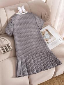 Elladie kids 1 chiếc đầm ngắn tay màu hồng phối vải, cổ đen, cài cúc, viền nhún, trang trí nơ, kiểu dáng thường ngày, năng động, phù hợp cho bé gái tuổi teen, mùa hè 2026. - màu đen - Xem 2