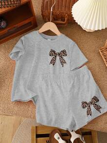 Bộ đồ đôi áo tay ngắn và quần short tối giản phong cách vintage dành cho bé gái tuổi teen, thích hợp cho mùa hè, với họa tiết nơ cổ và da báo. - Màu Xám nhạt - Xem 2