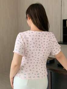Dazy Plus Áo thun ngắn tay dáng lửng họa tiết hoa nhí thắt nơ phía trước, thích hợp cho mùa hè. - Màu Hồng baby - Xem 2