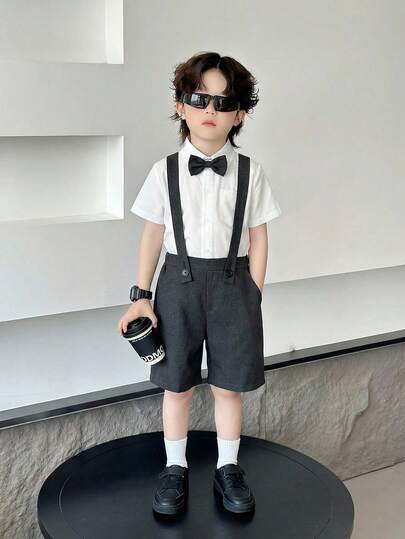 SHEIN 2 piezas Conjunto de caballero para niños pequeños - Camisa de manga corta con cuello y corbata de moño, y pantalones cortos con tirantes, adecuado para fiesta de cumpleaños, boda y ocasiones formales