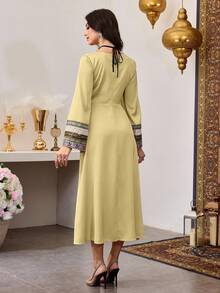 SHEIN Najma 女式方领系带缎面花卉饰边拼接腰部喇叭袖连衣裙 - 黃色 - 查看 2