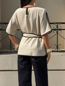 Siren Gaze 撞色滚边优雅女士短袖衬衫，配腰带，适合办公室通勤穿着，夏季女士服装 - 杏色 - 查看 2