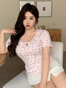 Dazy Plus Áo thun ngắn tay dáng lửng họa tiết hoa nhí thắt nơ phía trước, thích hợp cho mùa hè. - Màu Hồng baby - Xem 4
