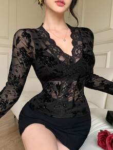 DAZY 春夏碎花植绒蕾丝衬衫，优雅迷人，适合情人节、婚礼、派对、正式场合，修身剪裁，深V领，长袖，透视网纱，工作休闲两相宜。 - 黑色 - 查看 3