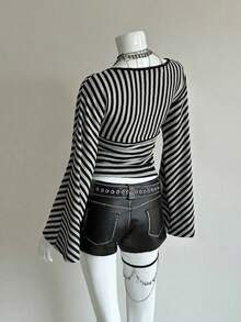 EgrlEra 女士性感坏女孩极简条纹深V领T恤 - 淺灰色 - 查看 2