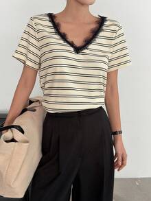 DAZY T-shirt décontracté à manches courtes pour femmes, style de rue décontracté, col en V, patchwork en dentelle et rayures - Nude - Voir 4