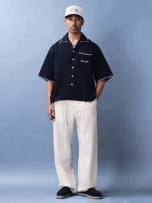 SUMWON Kemeja lengan pendek kancing depan klasik warna navy dengan detail jahitan kontras putih untuk musim panas. - Biru - View 3
