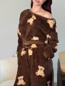 Abrilcols 女款卡通熊图案抓绒斜肩卫衣和裤子套装，秋冬 - 棕色 - 查看 3