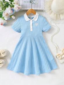 SHEIN 2026春夏新款，少女休闲时尚浅蓝色polo衫连衣裙，白色纯色领子，白色纽扣，白色爱心刺绣图案，半开襟短袖收腰连衣裙，适合年轻女孩，韩版简约优雅，学院风，适合日常上学、外出、度假、派对、节日、夏季穿着。优雅派对连衣裙。柔软舒适连衣裙。 - 藍白色 - 查看 5