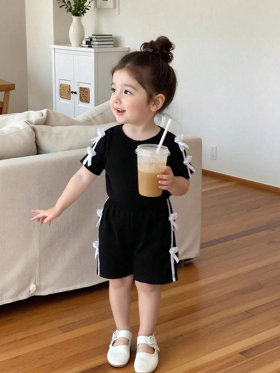SHEIN Genkimix Kids 女婴休闲时尚日常圆领短袖露脐蝴蝶结装饰粉色T恤和松紧腰短裤两件套，黑色女婴服装，黑色套装，黑色夏季女婴服装，黑色两件套，黑色女童套装，适合2至3岁女孩