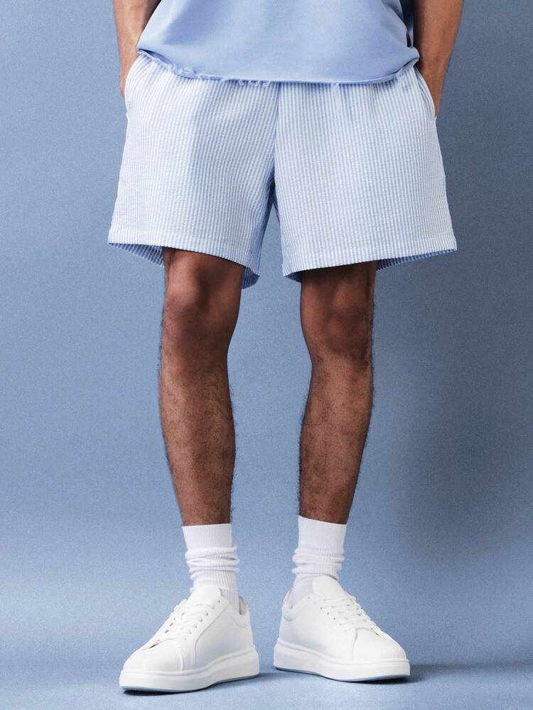 Shorts listrados de modelagem relaxada com cós elástico.