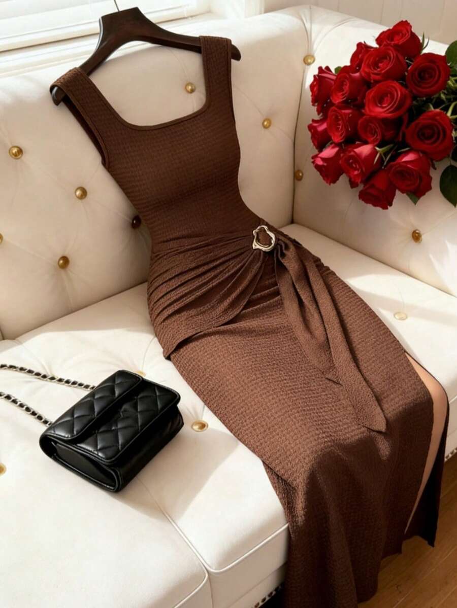 Elenzga 新款不对称褶皱垂褶金属扣边侧开衩修身连衣裙，方领，显瘦，优雅，性感 - 棕色 - 查看 1