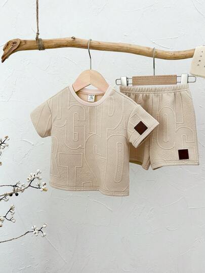 SHEIN 两件套男婴休闲可爱杏色短袖T恤套装，适合春夏穿着