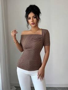 SHEIN Elenzya Áo thun nữ kiểu dáng mới, bất đối xứng, trễ vai, xếp ly, tôn dáng. - Cà phê nâu - Xem 5