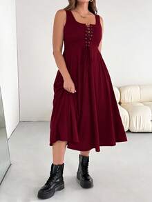 SHEIN Essnce 大码女式休闲连衣裙，太阳裙，秋季中长款内搭连衣裙，系带连衣裙，休闲女装，夏季新款时尚休闲胸前交叉绑带U领背心A字下摆连衣裙 - 酒紅色 - 查看 3