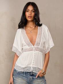 SHEIN BAE 白色优雅甜美蕾丝拼接飘逸荷叶袖V领衬衫，适合休闲、度假、返校、白色等多种场合，也适合伊比沙岛、意大利度假、沙滩穿着。 - 白色 - 查看 6