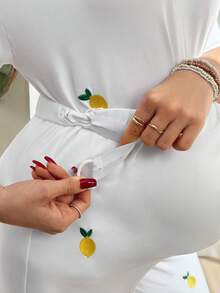 SHEIN 孕妇休闲柠檬刺绣T恤和裤子两件套 - 白色 - 查看 5