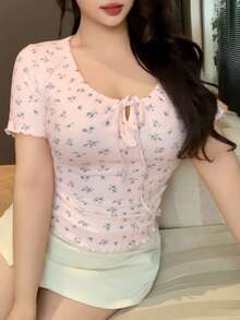 Dazy Plus Áo thun ngắn tay dáng lửng họa tiết hoa nhí thắt nơ phía trước, thích hợp cho mùa hè. - Màu Hồng baby - Xem 3