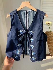 Comfortcana Áo khoác denim nữ thêu hoa, thắt nơ phía trước, thích hợp cho kỳ nghỉ hè, trang phục mùa xuân, áo nữ dự lễ Phục sinh, trang phục ngày Thánh Patrick, trang phục đi biển cho nữ, áo nữ đi chơi, trang phục đi nghỉ mát, áo kiểu nữ thường ngày, áo nữ màu xanh dương, áo khoác denim thêu không tay cổ chữ V thắt nơ phía trước, viền ren. - Rửa tối - Xem 5