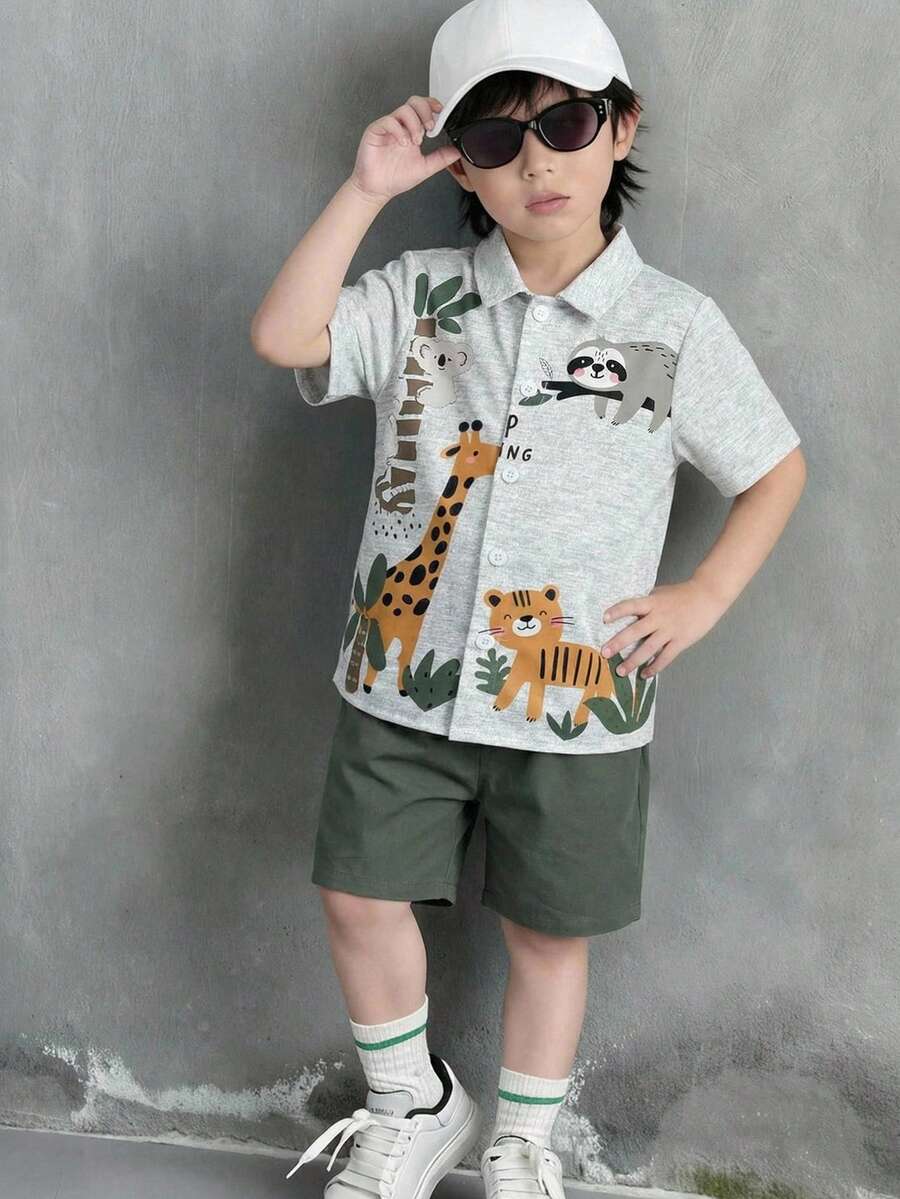 2 Stücke Jungen süßer Giraffen-Muster Hemd mit Kragen und loser Knopfleiste, Kurzarm und einfarbige Shorts Set - Verschiedenfarbig - Übersicht 1