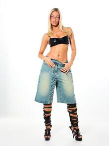 SUMWON WOMEN Pantalones cortos de mezclilla holgados con cierre delantero de botones y detalles de cadena para el estilo Y2K del verano - Azul - Ver 3