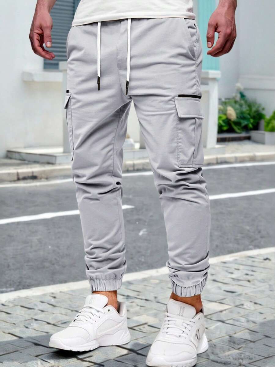 Manfinity Homme 加大码男士休闲多口袋工装裤,适合日常休闲穿着、周末外出、旅行、与朋友聚会等场合。这款百搭长裤是男士衣橱必备单品,也是送给男友或丈夫的绝佳礼物。适合男士日常休闲、周末旅行、户外活动、探险旅行、轻松的工作环境或半正式场合,也是送给男友/丈夫、周年纪念/生日、派对、夏季假期、婚礼、春夏、复活节等场合的理想之选。这款男士现代修身浅灰色慢跑裤配有口袋和弹性裤脚,休闲百搭,灰色工装裤,慢跑裤,男士工装裤,男士长裤。 - 淺灰色 - 查看 1