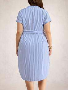 SHEIN LUNE 大码优雅女士度假休闲几何印花V领蝙蝠袖迷人连衣裙 蓝色条纹连衣裙 大码条纹连衣裙 系带连衣裙 夏季条纹连衣裙 休闲条纹连衣裙 大码休闲连衣裙 浅蓝色连衣裙 大码前系带连衣裙 夏季工作连衣裙 夏季连衣裙 夏季休闲连衣裙 蓝白条纹连衣裙 竖条纹连衣裙 大码休闲连衣裙 曲线休闲连衣裙 浅蓝色条纹连衣裙 条纹纽扣连衣裙 女士休闲连衣裙 自系带连衣裙 女士夏季连衣裙 蓝白条纹连衣裙 短袖连衣裙 - 藍白色 - 查看 2