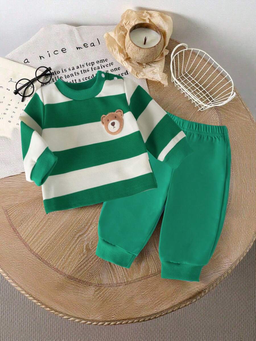 SHEIN 2件套新生男宝宝春秋季休闲时尚可爱条纹圆领长袖上衣,饰有刺绣小熊图案,搭配裤子,适合街头穿搭和休闲穿着。 - 綠色 - 查看 1