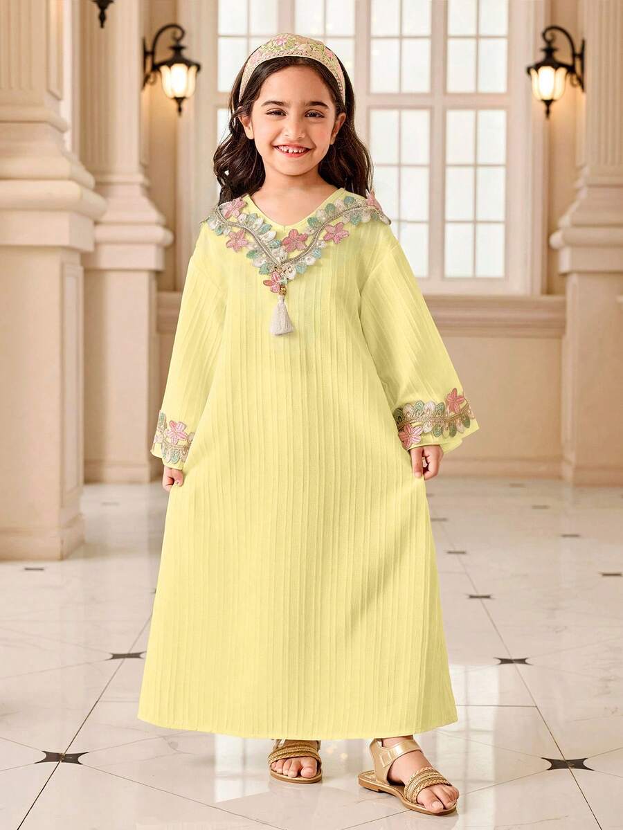 SHEIN Vestido con cuello en V, tela texturizada y volantes de colores para niñas, adecuado para la moda del Ramadán - Amarillo - Ver 1