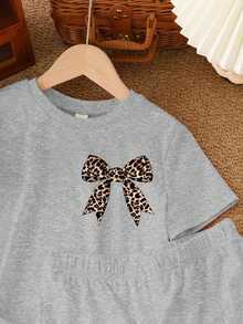 Bộ đồ đôi áo tay ngắn và quần short tối giản phong cách vintage dành cho bé gái tuổi teen, thích hợp cho mùa hè, với họa tiết nơ cổ và da báo. - Màu Xám nhạt - Xem 4