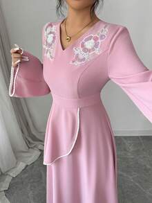Al Najma 女士优雅V领花卉贴花喇叭袖阿拉伯风格连衣裙 - 粉色 - 查看 3