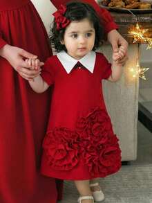 فستان أنيق متوسط الطول للبنات الصغار مزين بالزهور وألوان متباينة في الياقة - الأحمر - مشاهدة 1