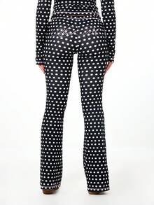 SUMWON WOMEN Quần legging ống loe cạp cao in chấm bi với đường may tương phản và chi tiết logo chữ viết, mang phong cách thời trang cổ điển retro. - Đen và trắng - Xem 2