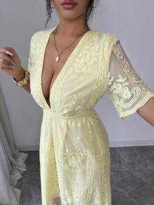 Rafferiza Robe élégante à col en V, manches courtes, en tissu brodé à maille en forme de X. Robe d'été gracieuse, robe jaune, robe jaune pour le Nouvel An - Jaune d'oie - Voir 4