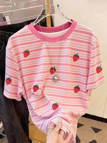 Camiseta de cuello redondo regular con estampado digital a rayas de colores y bordado de fresa - Multicolor 2 - Ver 3