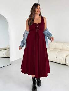 SHEIN Essnce 大码女式休闲连衣裙，太阳裙，秋季中长款内搭连衣裙，系带连衣裙，休闲女装，夏季新款时尚休闲胸前交叉绑带U领背心A字下摆连衣裙 - 酒紅色 - 查看 4