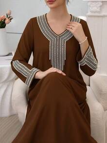 Al Najma 女士宽松刺绣串珠长袍，适合开斋节穿着 - 棕色 - 查看 1